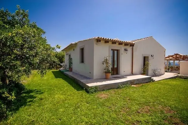 Tek Büyük veya İki Ayrı Yataklı Oda, Havuz Manzaralı