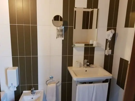 Tek Büyük veya İki Ayrı Yataklı Oda, Havuz Manzaralı