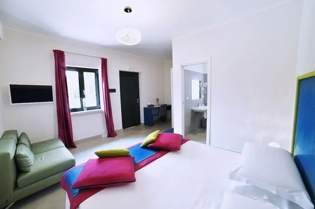 Tek Büyük Yataklı Oda, Havuz Manzaralı (Peonia)