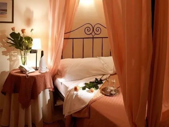 Büyük Yataklı Tek Kişilik Oda