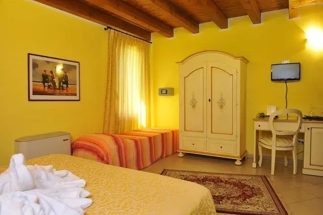 Üç Kişilik Oda (Matrimonial Bed plus Extra Bed)