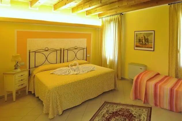 Üç Kişilik Oda (Matrimonial Bed plus Extra Bed)