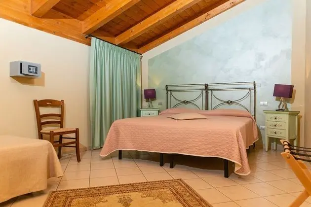 Üç Kişilik Oda (Matrimonial Bed plus Extra Bed)
