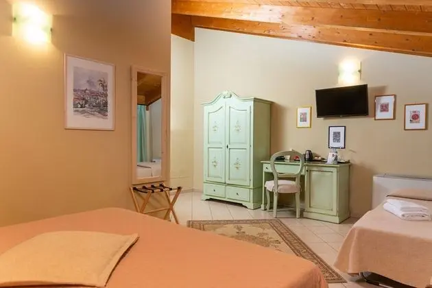 Üç Kişilik Oda (Matrimonial Bed plus Extra Bed)