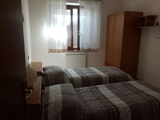 Tek Büyük veya İki Ayrı Yataklı Oda, Ortak Banyo