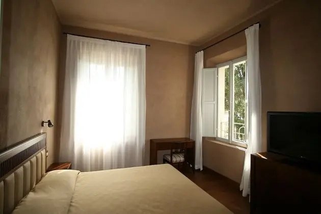Tek Büyük veya İki Ayrı Yataklı Oda, Bahçe Manzaralı