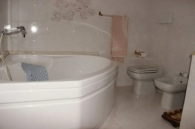 Tek Büyük Yataklı Oda, 1 Büyük (Queen) Boy Yatak, Sigara İçilmez (external bathroom)