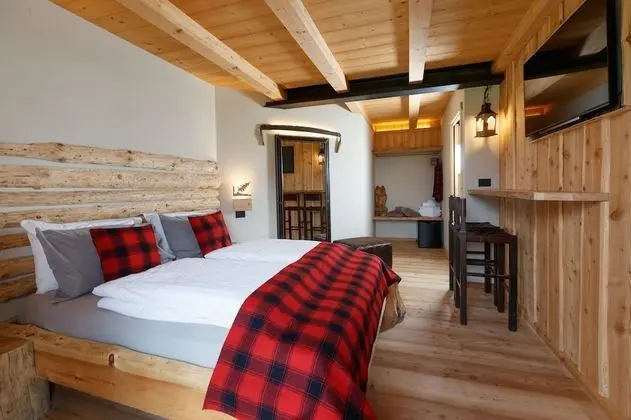 Design Tek Büyük Yataklı Oda, Dağ Manzaralı