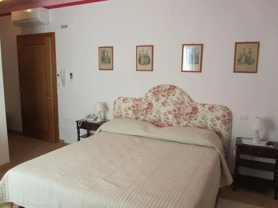 Tek Büyük veya İki Ayrı Yataklı Oda, Bahçe Manzaralı (Ortensia)