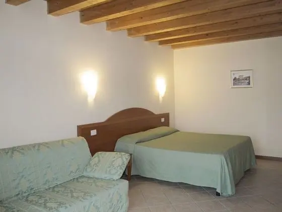 Dört Kişilik Oda, 1 Çift Kişilik Yatak ve Çekyat, Küvet