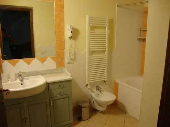 Dört Kişilik Oda, 1 Çift Kişilik Yatak ve Çekyat, Küvet