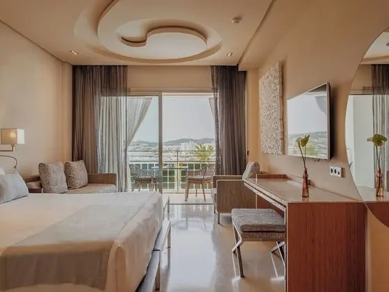 Deluxe Tek Büyük Yataklı Oda, Teras, Havuz Manzaralı