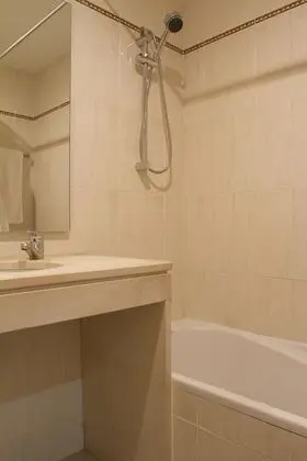 Büyük Yataklı Tek Kişilik Oda