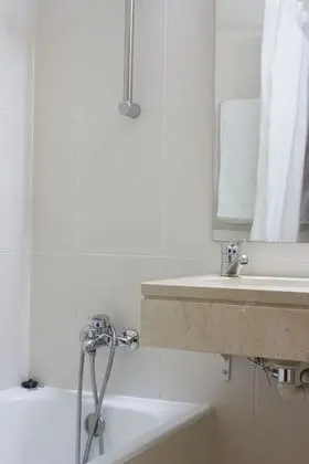 Büyük Yataklı Tek Kişilik Oda