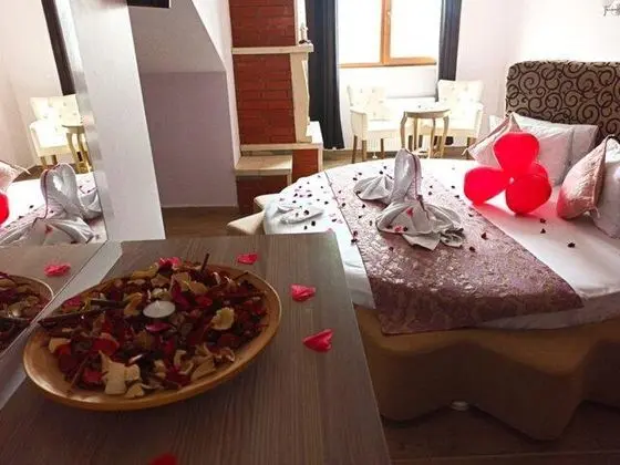 Jakuzili ve Şömineli Suite Oda