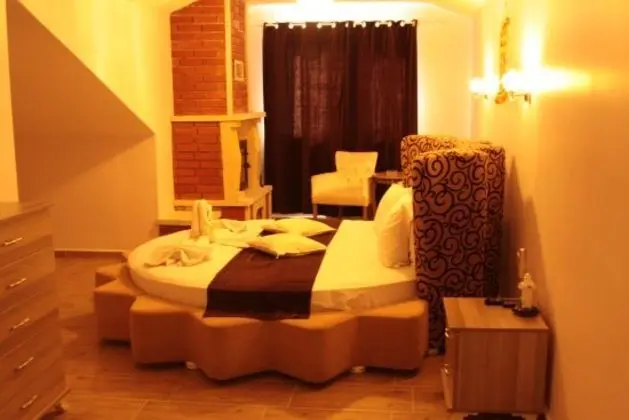 Jakuzili ve Şömineli Suite Oda