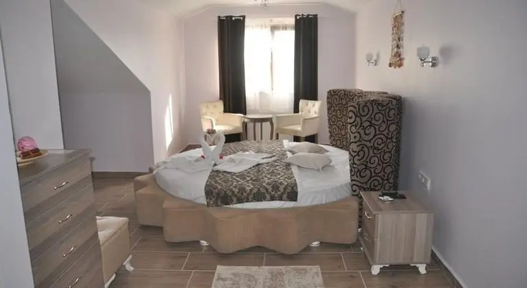 Jakuzili ve Şömineli Suite Oda