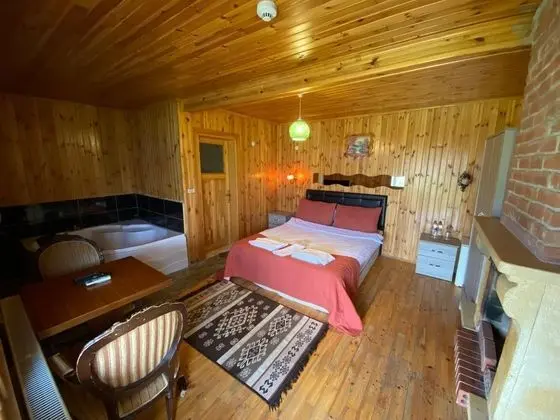 Jakuzili ve Şömineli Bungalov