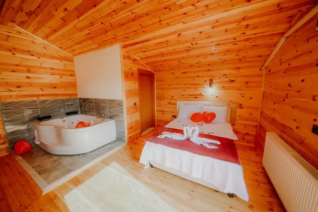 Deniz Manzaralı Jakuzili Bungalow Oda