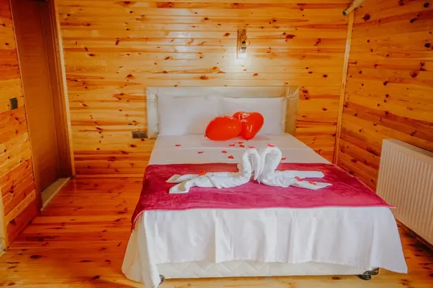 Deniz Manzaralı Jakuzili Bungalow Oda