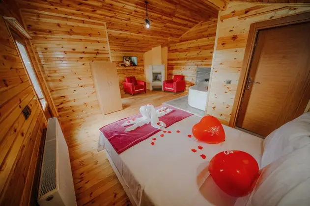 Deniz Manzaralı Jakuzili Bungalow Oda