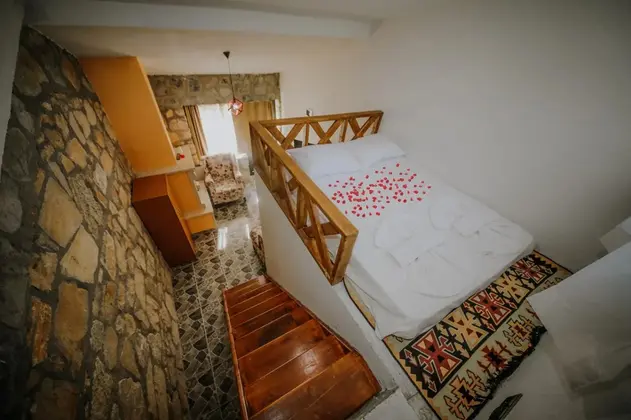 Deniz Manzaralı Teraslı Taş Bungalow Oda
