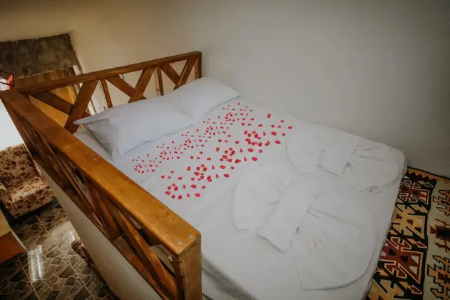 Deniz Manzaralı Teraslı Taş Bungalow Oda