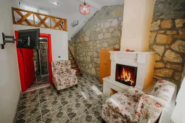 Deniz Manzaralı Teraslı Taş Bungalow Oda