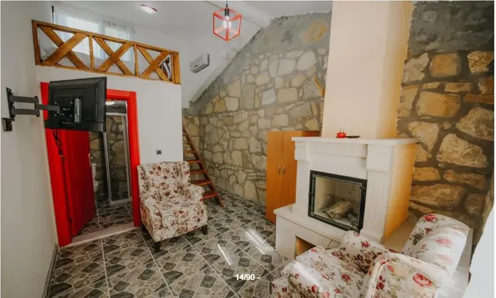 Deniz Manzaralı Teraslı Taş Bungalow Oda