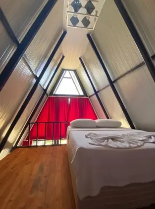 Suit Dubleks Jakuzili Üçgen Bungalow Oda