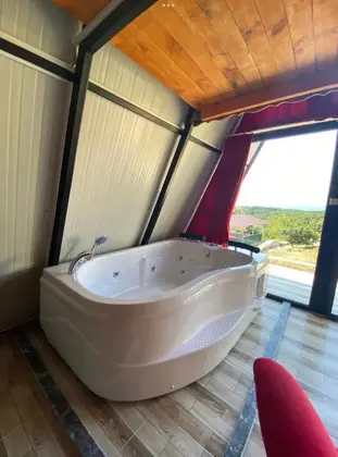 Suit Dubleks Jakuzili Üçgen Bungalow Oda