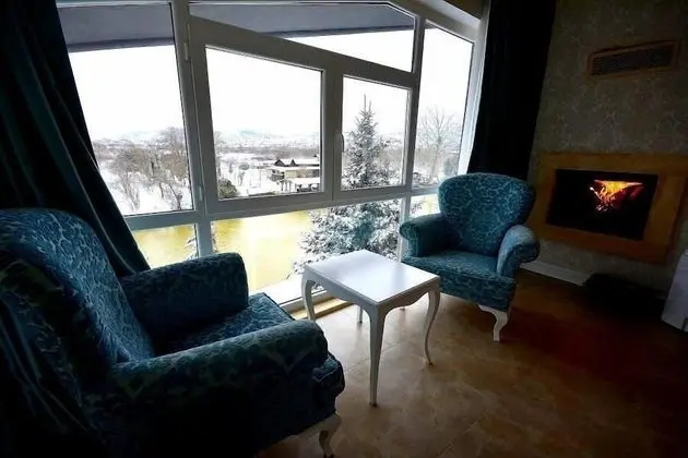Deluxe Tek Büyük Yataklı Oda, Şömine, Nehir Manzaralı (Jakuzi)