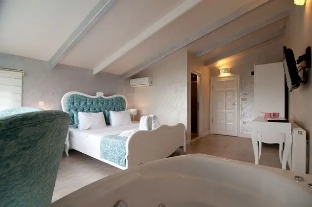 Deluxe Tek Büyük Yataklı Oda (with Whirlpool)