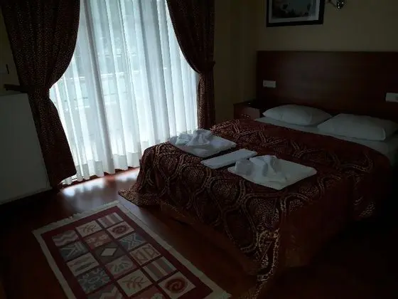 Çift Kişilik, Sokak Manzaralı