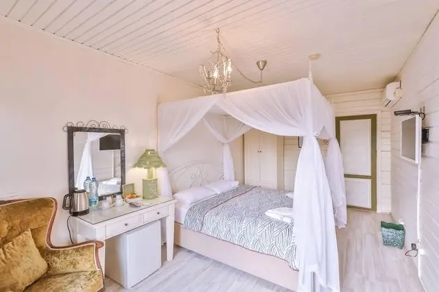 Ahşap Oda Nehir Manzaralı