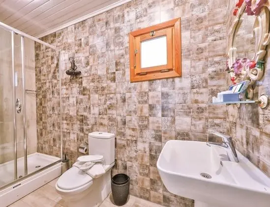 Ahşap Oda Nehir Manzaralı