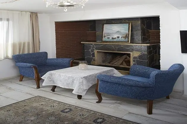 Nehir Manzaralı Şömineli Oda