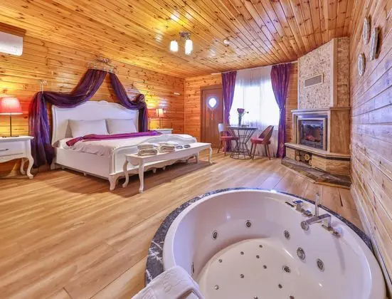 Şömineli, Jakuzili Bahçe Ve Havuz Manzaralı Bungalow Oda