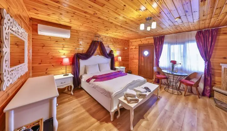 Şömineli, Jakuzili Bahçe Ve Havuz Manzaralı Bungalow Oda
