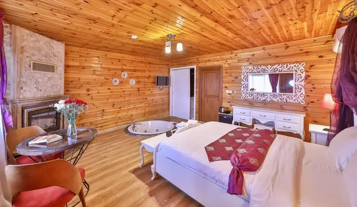 Şömineli, Jakuzili Bahçe Ve Havuz Manzaralı Bungalow Oda