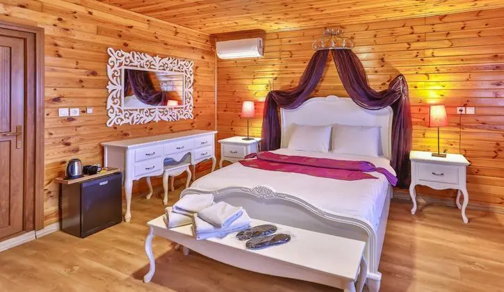 Şömineli, Jakuzili Bahçe Ve Havuz Manzaralı Bungalow Oda