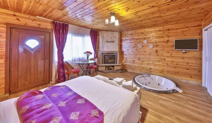 Şömineli, Jakuzili Bahçe Ve Havuz Manzaralı Bungalow Oda