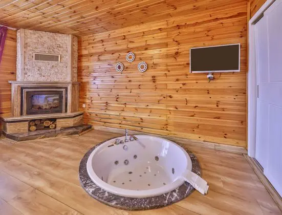 Şömineli, Jakuzili Bahçe Ve Havuz Manzaralı Bungalow Oda