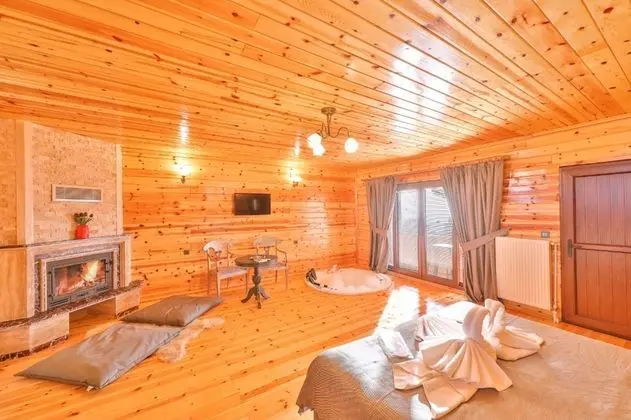 Sömineli Jakuzili Bungalow Oda