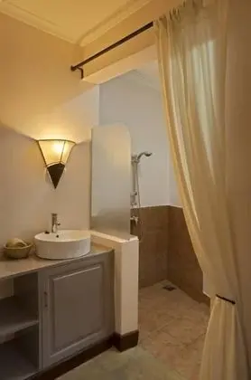 Luxury İki Ayrı Yataklı Oda, Özel Banyo, Havuz Manzaralı