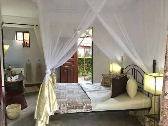 Luxury Tek Büyük Yataklı Oda, Özel Banyo, Havuz Manzaralı