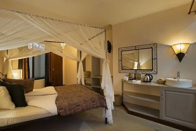 Luxury Tek Büyük Yataklı Oda, Özel Banyo, Havuz Manzaralı