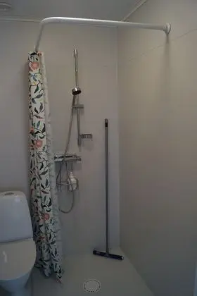 Dört Kişilik Oda, Ortak Banyo