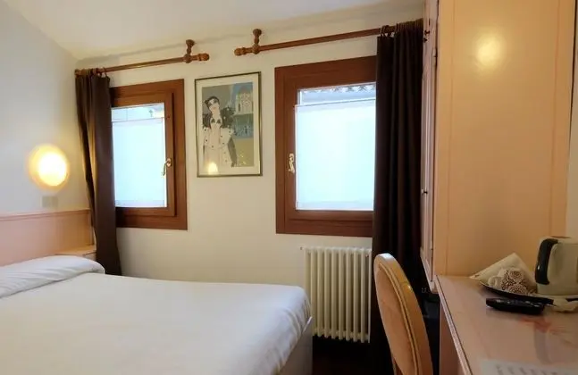 Economy Oda, 1 Çift Kişilik Yatak, Şehir Manzaralı, Kule