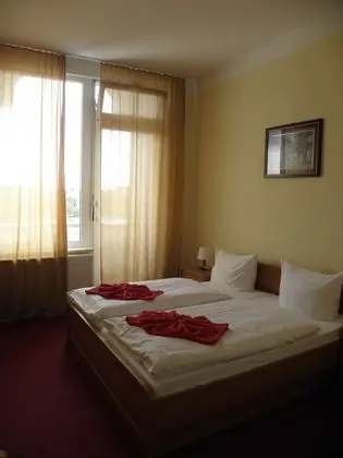 City Tek Büyük Yataklı Oda